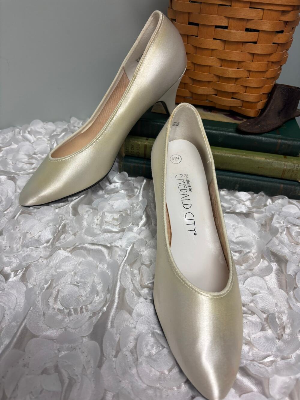 Vintage 1993 Dyeables Emerald City Bridal Wedding Pumps Ivory Size 8.5